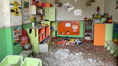 Військові РФ "Градами" зруйнували ясла-садок на Херсонщині Військові РФ "Градами" зруйнували ясла-садок на Херсонщині