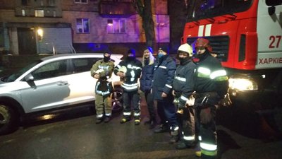 У центрі Харкова позашляховик провалився під асфальт У центрі Харкова позашляховик провалився під асфальт