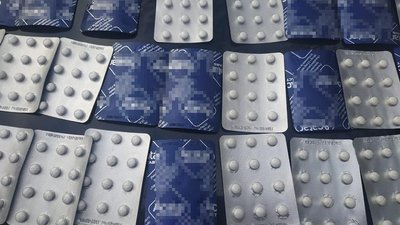 Запорізькі поліцейські вилучили пігулки, які можуть використовуватися у виробництві наркотиків