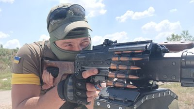 "Не панікувати та чистити кулемет" — гасло кулеметника з Миколаївської військової частини "Не панікувати та чистити кулемет" — гасло кулеметника з Миколаївської військової частини