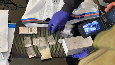 Знайдені пакунки з психотропами в оселі підозрюваного у Чернігові Знайдені пакунки з психотропами в оселі підозрюваного у Чернігові