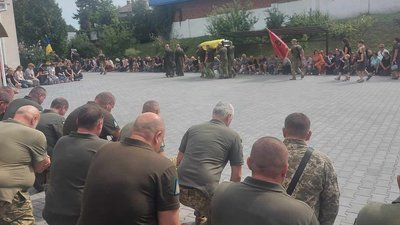 Загиблого воїна в останню путь люди проводжали навколішках, 25 серпня 2023, Хмельницький Загиблого воїна в останню путь люди проводжали навколішках, 25 серпня 2023, Хмельницький