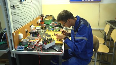 На Хмельниччині учні виготовляють повербанки для ЗСУ з електронних цигарок