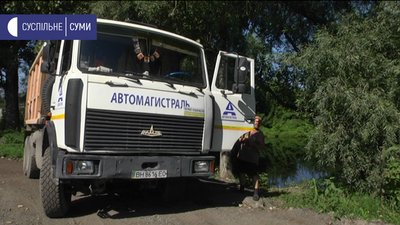 Мешканці села на Сумщині скаржаться, що будівельники безконтрольно набирають воду з місцевої річки Мешканці села на Сумщині скаржаться, що будівельники безконтрольно набирають воду з місцевої річки