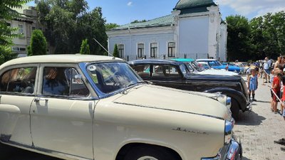 У Кропивницькому, автопрбігу до дня незалежності, влаштували виставку ретро-машин У Кропивницькому, автопрбігу до дня незалежності, влаштували виставку ретро-машин