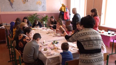 У селі на Черкащині для переселенців проводять безплатні майстер-класи з писанкарства У селі на Черкащині для переселенців проводять безплатні майстер-класи з писанкарства