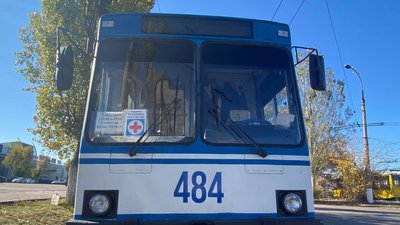 У Херсоні медиків тролейбусами перевозять поза чергою