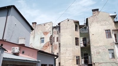 Аварійний будинок у Чернівцях планують капітально реставрувати: мешканців можуть виселити через суд Аварійний будинок у Чернівцях планують капітально реставрувати: мешканців можуть виселити через суд