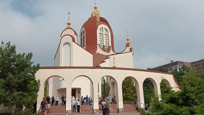 Співають біля церкви: в Тернополі дитячий ансамбль збирає гроші для ЗСУ Співають біля церкви: в Тернополі дитячий ансамбль збирає гроші для ЗСУ