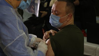 В Одесі почали вакцинувати військових медиків В Одесі почали вакцинувати військових медиків
