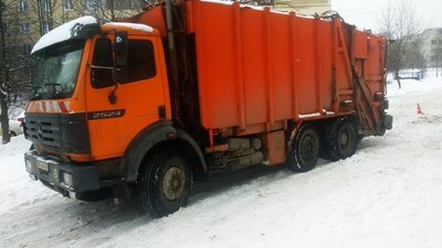 Їхав заднім ходом. У Львові сміттєвоз наїхав на чоловіка Їхав заднім ходом. У Львові сміттєвоз наїхав на чоловіка