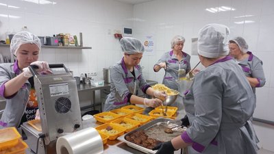 У Полтаві на підприємстві безплатно приготували близько 60 тисяч порцій їжі