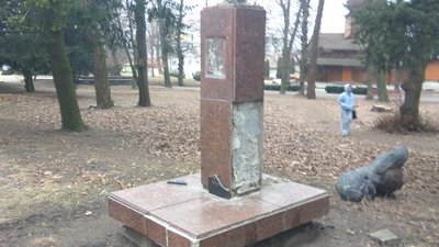 У Старому парку Тернополя пошкодили монументи радянських воїнів У Старому парку Тернополя пошкодили монументи радянських воїнів