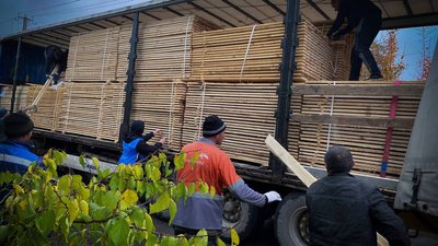 Деокупована Херсонщина: жителі звільнених селищ отримали будівельні набори для відновлення пошкоджених будинків