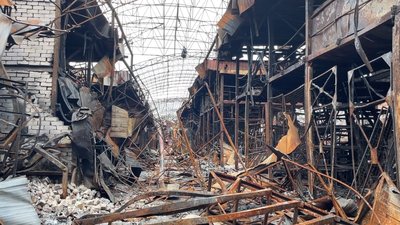 "Будемо жити": кухар відновив роботу на зруйнованому обстрілами ринку у Харкові "Будемо жити": кухар відновив роботу на зруйнованому обстрілами ринку у Харкові