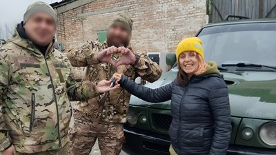 Ірина Тєрєхова волонтерка кроп передає бійцям машину Ірина Тєрєхова волонтерка кроп передає бійцям машину