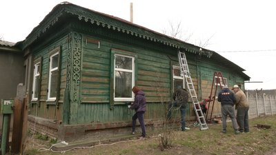У Чернігові відновлюють дерев'яне мереживо на фасаді 100-річної садиби У Чернігові відновлюють дерев'яне мереживо на фасаді 100-річної садиби