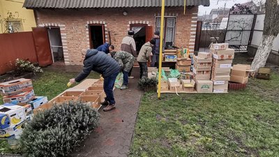 Волинські волонтери везуть гостинці бійцям на Схід Волинські волонтери везуть гостинці бійцям на Схід