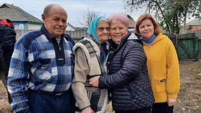 Валерій Дорофєєв, Ганна Дорофєєва, голова громади Наталія Стиркуль і Альона Півовар Валерій Дорофєєв, Ганна Дорофєєва, голова громади Наталія Стиркуль і Альона Півовар