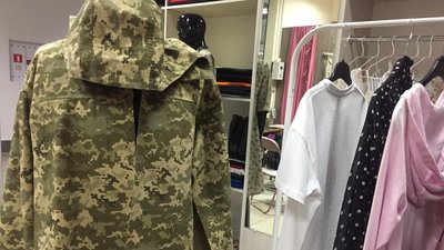 "Руки є, немає тканини": черкаська дизайнерка шиє форму для військовослужбовців "Руки є, немає тканини": черкаська дизайнерка шиє форму для військовослужбовців