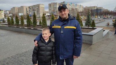 Гімн на сопілці: шестирічний лучанин грає для переселенців Гімн на сопілці: шестирічний лучанин грає для переселенців