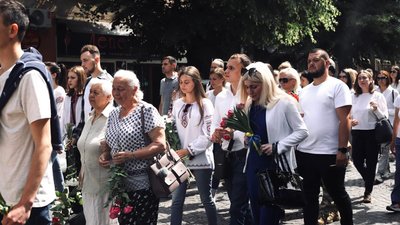 У Мукачеві попрощалися із полеглим воїном Романом Жуком У Мукачеві попрощалися із полеглим воїном Романом Жуком