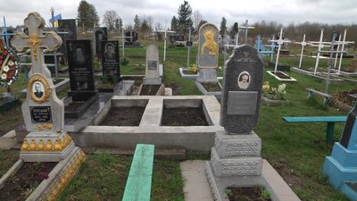 У ритуальній службі закликають хмельничан не забувати про могили рідних та приходити їх прибирати