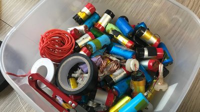 Павербанки для військових із використаних електронних сигарет зробили школярі з Коростишева Павербанки для військових із використаних електронних сигарет зробили школярі з Коростишева