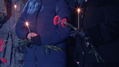Із квітами полтавці прийшли попрощатися із бійцем Із квітами полтавці прийшли попрощатися із бійцем