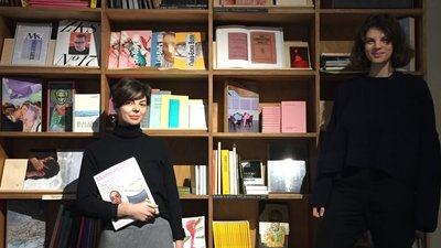 книжковий корнер Ist Publishing у The Naked Room