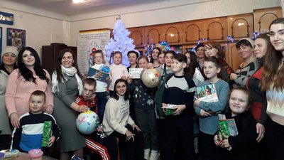 У Чернівцях діти з інвалідністю розмалювали іграшки на головну ялинку країни