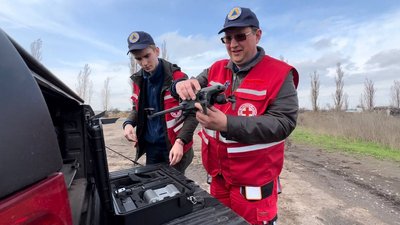 Досліджують кожен метр землі. На Миколаївщині волонтери Червоного Хреста обстежують територію для розмінування Досліджують кожен метр землі. На Миколаївщині волонтери Червоного Хреста обстежують територію для розмінування