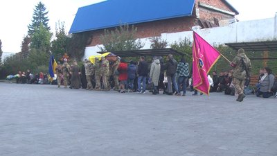 Труну із тілом бійця Тараса Носова несуть до похоронного кортеджу, 18 жовтня 2023. Фото: Суспільне Хмельницький Труну із тілом бійця Тараса Носова несуть до похоронного кортеджу, 18 жовтня 2023. Фото: Суспільне Хмельницький