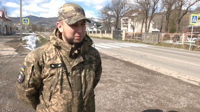 Побратим привіз з фронту посмертну нагороду вдові загиблого прикарпатця Володимира Михайлюка Побратим привіз з фронту посмертну нагороду вдові загиблого прикарпатця Володимира Михайлюка