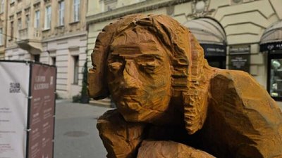 Скульптура "Зажата" Володимира Семківа