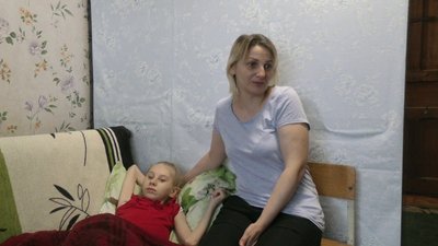 Херсонка Галина Коперсако на лікування доньки заробляє вишивкою