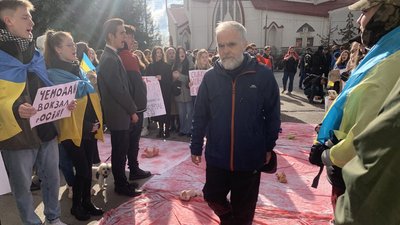 У Тернополі до храму московського патріархату принесли "закривавлені" іграшки