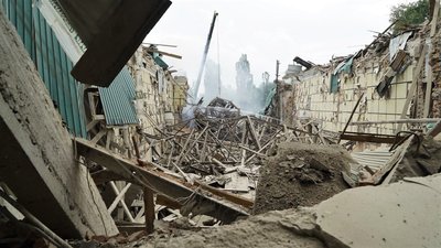 "Хочеться вірити, живі": у Чугуєві під завалами будинку культури шукають людей "Хочеться вірити, живі": у Чугуєві під завалами будинку культури шукають людей