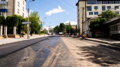 У Тернополі на одній із вулиць завершують ремонтувати дорогу