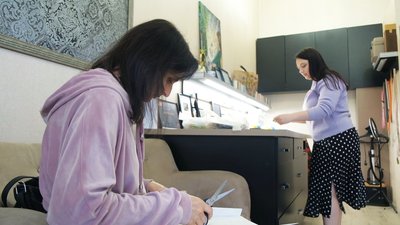 Квіти з українських хусток: у Вінниці проходить майстер-клас на підтримку жінок Квіти з українських хусток: у Вінниці проходить майстер-клас на підтримку жінок