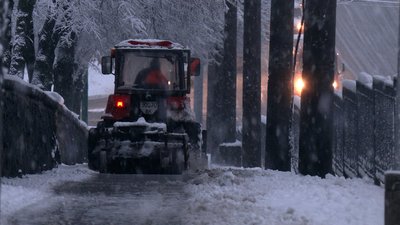 Розчищали вдень і працюватимуть усю ніч: як у Рівному долають наслідки снігопаду Розчищали вдень і працюватимуть усю ніч: як у Рівному долають наслідки снігопаду