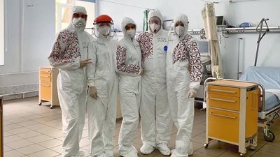 Львівські медики нанесли на захисні костюми елементи української вишивки Львівські медики нанесли на захисні костюми елементи української вишивки