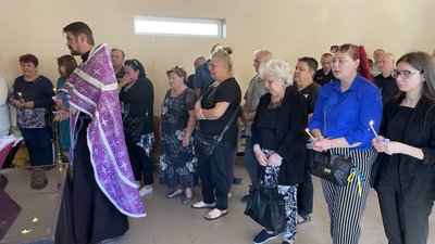 Російський снаряд вбив їх біля власного будинку. У Херсоні попрощалися з подружжям Сидоренків Російський снаряд вбив їх біля власного будинку. У Херсоні попрощалися з подружжям Сидоренків