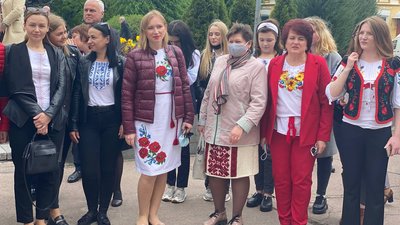 У Житомирі зібралося близько 200 людей, щоб зробити фото у вишиванках У Житомирі зібралося близько 200 людей, щоб зробити фото у вишиванках