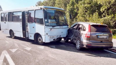 На Прикарпатті зіткнулися автобус і авто. П'ятеро пасажирів госпіталізували у лікарню