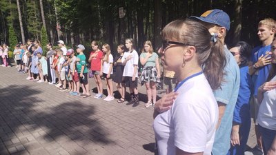 Учасники спортивного табору у Сумах підняли олімпійський прапор на честь Європейського юнацького фестивалю