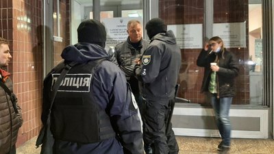 Біля міської ТВК у Харкові — посилення поліції