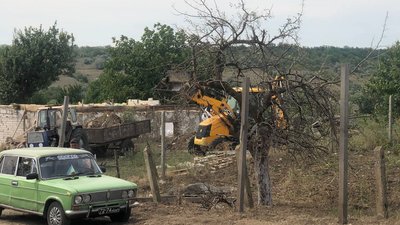 Жителі села на Миколаївщині відновлюють будинки, пошкоджені збитими російськими ракетами Жителі села на Миколаївщині відновлюють будинки, пошкоджені збитими російськими ракетами