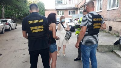 Жительку Хмельницького підозрюють у розповсюдженні психотропної речовини
