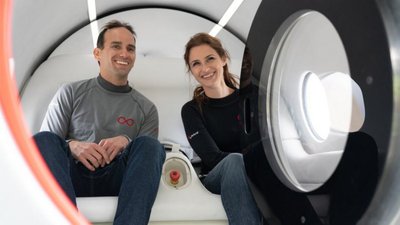 Перші пасажири Hyperloop Джош Гігель та Сара Лучіан